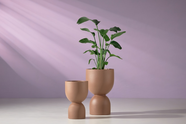 Wysoka donica do salonu beżowa mokka Kielich od Monumo